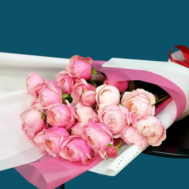 Букет из кустовых пионовидных роз в упаковке