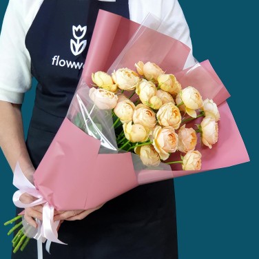 Пионовидные кустовые розы в упаковке