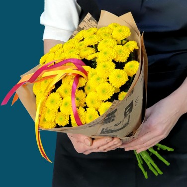 Радостный букет из хризантем сантини
