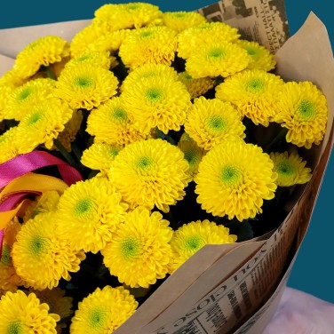 Радостный букет из хризантем сантини