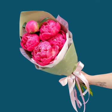 Букет из 5 пионов Корал Шарм