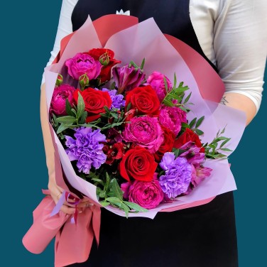 Букет яркий розово-малиновый в упаковке
