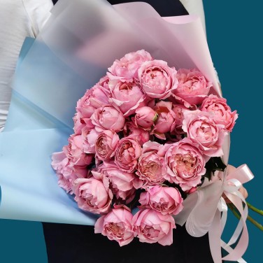 Кустовая пионовидная роза в упаковке Джульетта