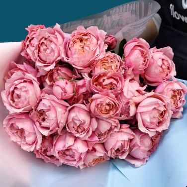 Кустовая пионовидная роза в упаковке Джульетта