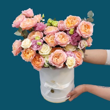 Безмятежность коробка с пионовидными розами