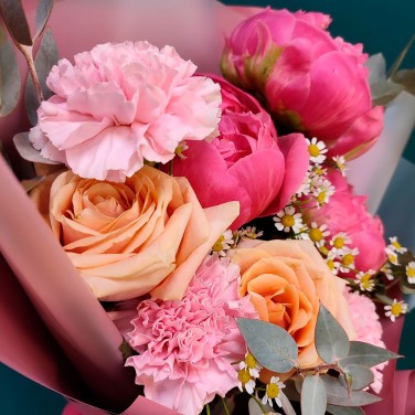 Яркий вкус букет пионов и роз