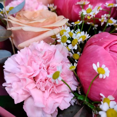 Яркий вкус букет пионов и роз