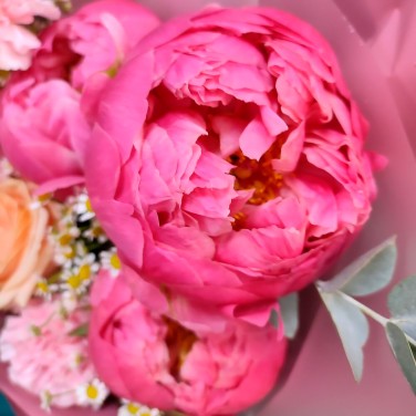 Яркий вкус букет пионов и роз