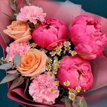 Яркий вкус букет пионов и роз