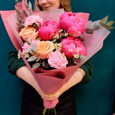 Яркий вкус букет пионов и роз