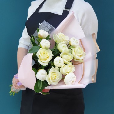 Букет из белоснежных пионов и роз Блаженство