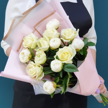 Букет из белоснежных пионов и роз Блаженство