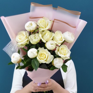 Букет из белоснежных пионов и роз Блаженство