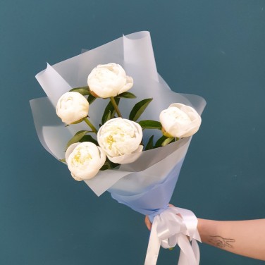 Белый букет пионов в упаковке