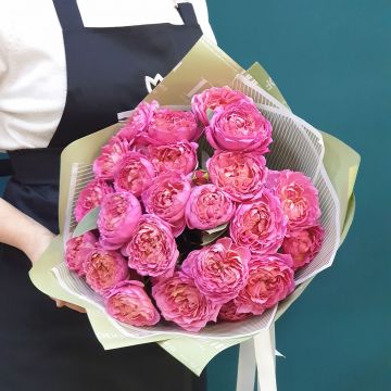 Малиновая Мия букет пионовидных кустовых роз