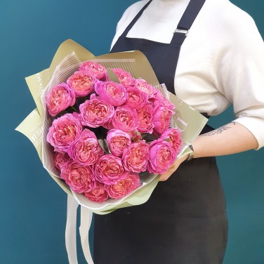 Малиновая Мия букет пионовидных кустовых роз