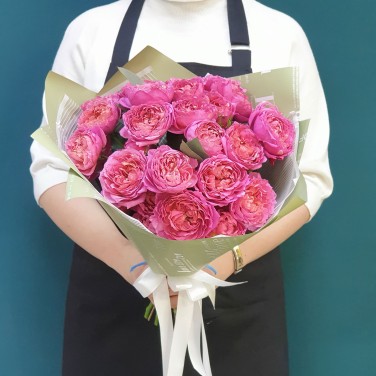 Малиновая Мия букет пионовидных кустовых роз
