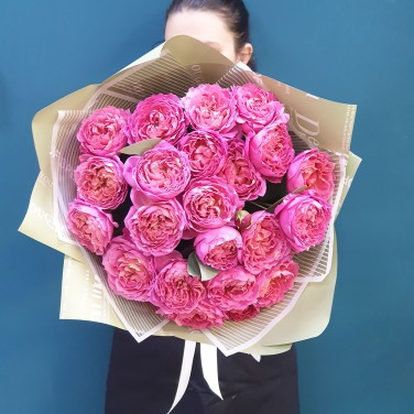 Малиновая Мия букет пионовидных кустовых роз