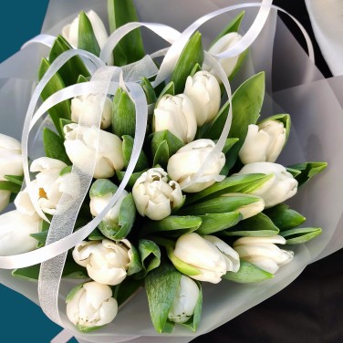 Белый жемчуг букет тюльпанов