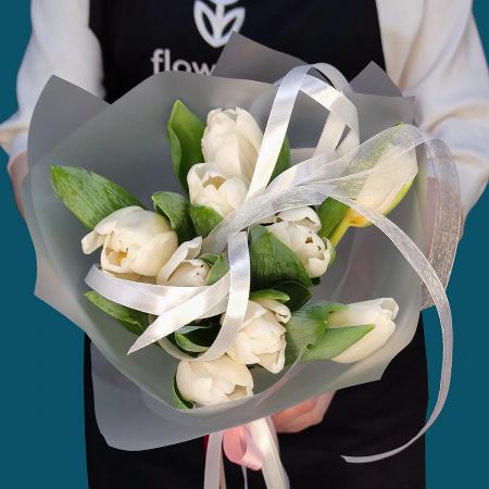 Белые тюльпаны в упаковке