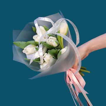 Белые тюльпаны в упаковке
