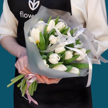 Белый привет из тюльпанов