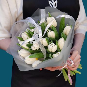 Белый привет из тюльпанов