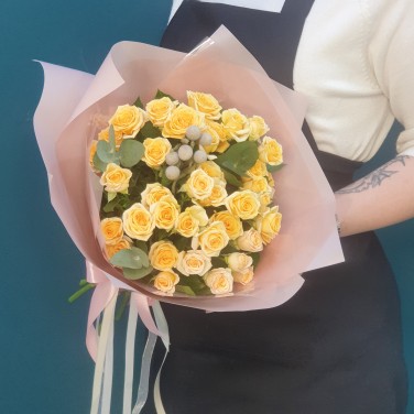 Солнечный вздох букет кустовых роз