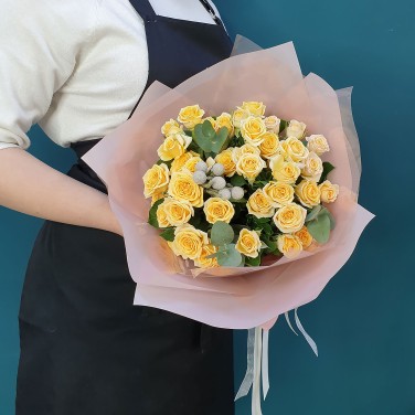 Солнечный вздох букет кустовых роз