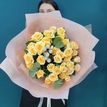 Солнечный вздох букет кустовых роз