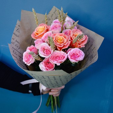 Розовая яркость из кустовых роз с пшеницей