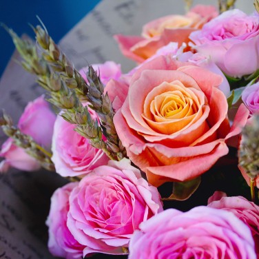 Розовая яркость из кустовых роз с пшеницей