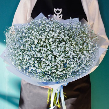 Нежная голубая гипсофила в букете