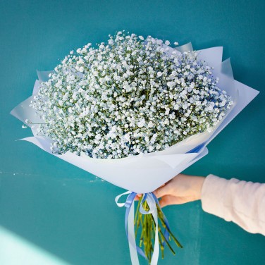 Нежная голубая гипсофила в букете