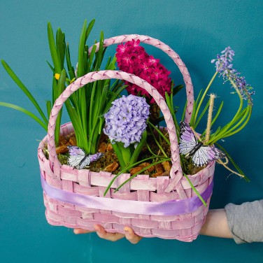 Весенняя корзина с цветущими луковичными