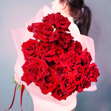 Восторг красных необычных роз