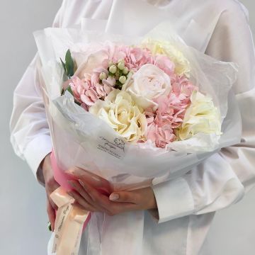 Рассветный ангел букет из розовой гортензии и пионовидных роз