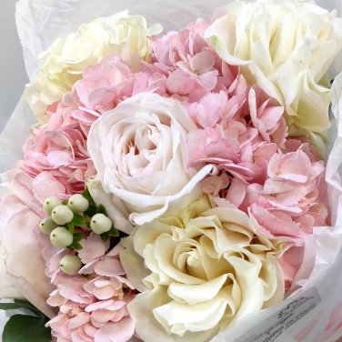 Рассветный ангел букет из розовой гортензии и пионовидных роз