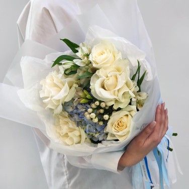 Небесный взор букет белых роз и гортензии
