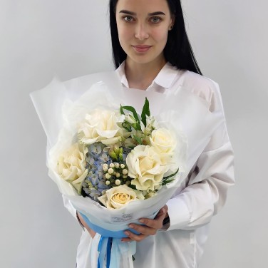 Небесный взор букет белых роз и гортензии