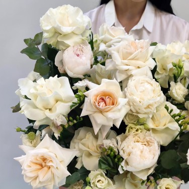 Белый ангел коробка шляпная с пионовидными розами