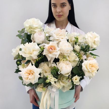 Белый ангел коробка шляпная с пионовидными розами