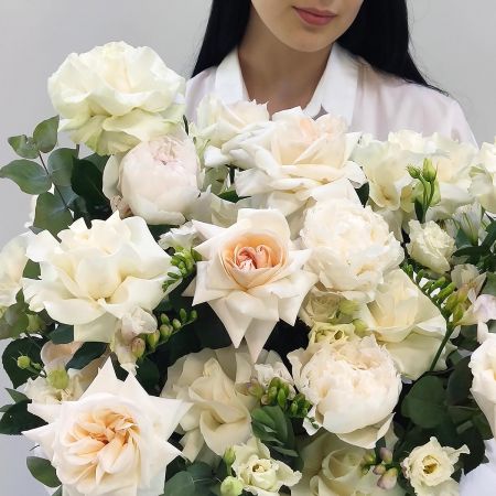 Белый ангел коробка шляпная с пионовидными розами