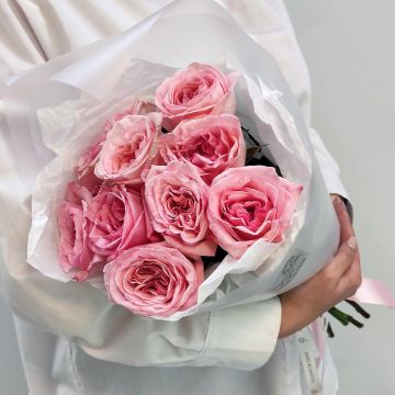 Розовый аромат пионовидные розы в упаковке