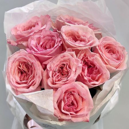 Розовый аромат пионовидные розы в упаковке
