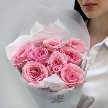 Розовый аромат пионовидные розы в упаковке