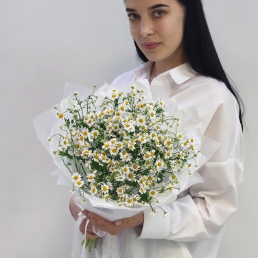 Летность белая букет мелких ромашек