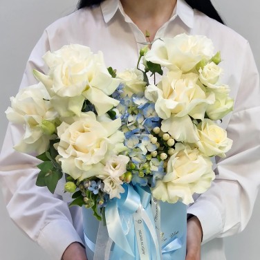 Крылья белого ангела коробка из роз и голубой гортензии