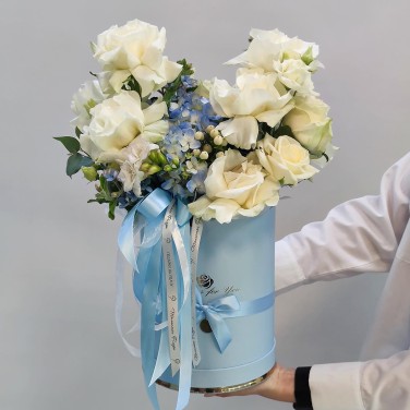 Крылья белого ангела коробка из роз и голубой гортензии