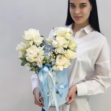 Крылья белого ангела коробка из роз и голубой гортензии